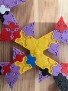 ラキューで作った子ども手作りのコマ
